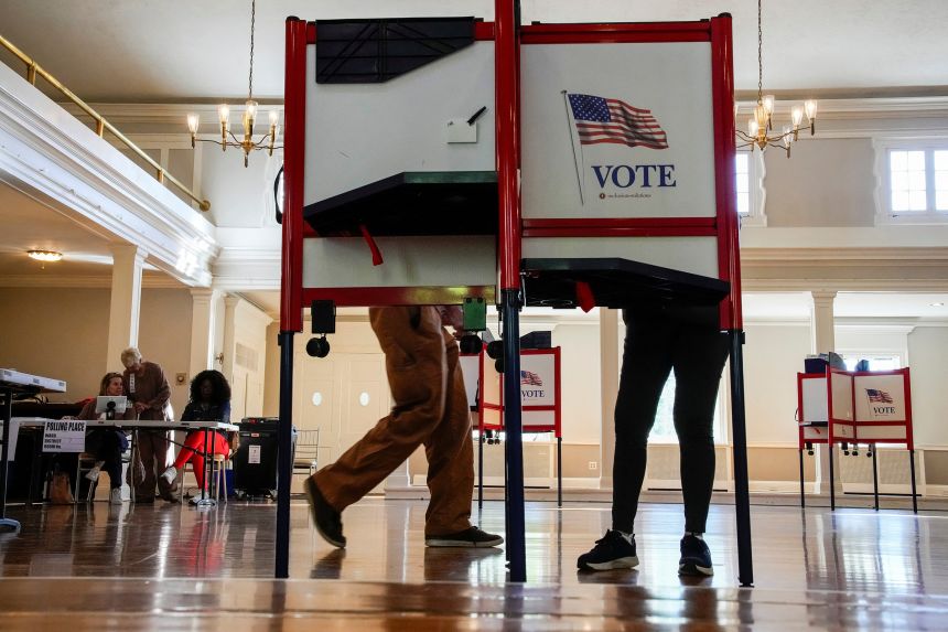 People vote during the New Jersey primary elections for U.S. Congress, in Glen Ridge, New Jersey, June 2, 2026. REUTERS/Eduardo Munoz
