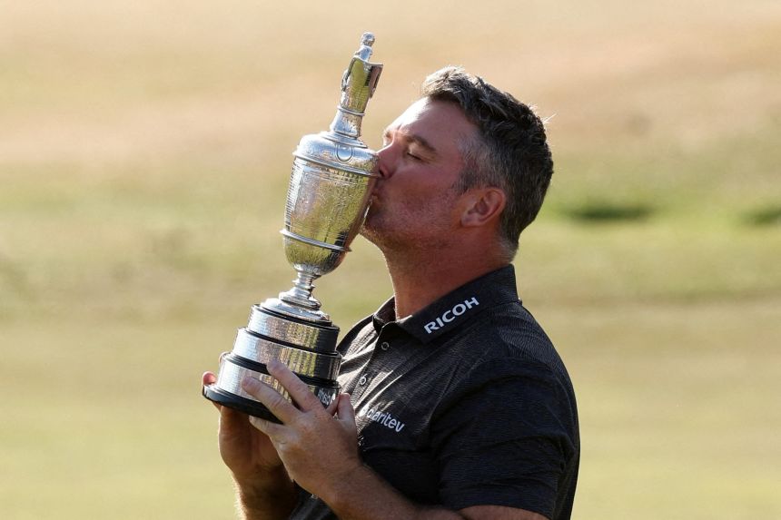 Fox kisses the Claret Jug after winning his first career golf major.