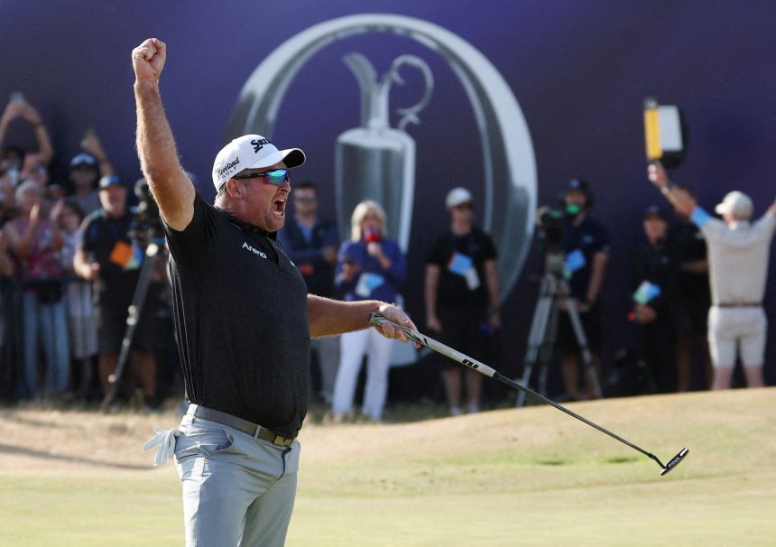 Fox raises his arm in the air after draining birdie putt on 18th hole to win on Sunday.