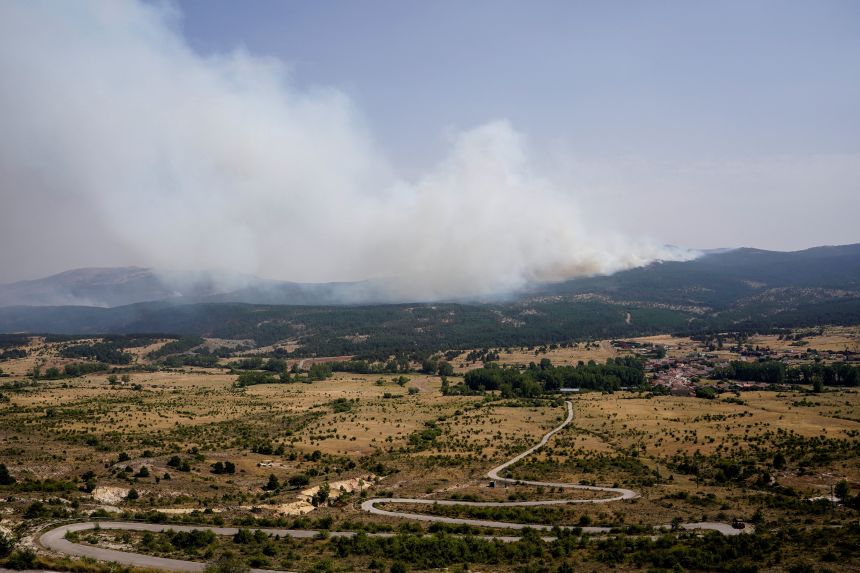 2026-07-22t154021z-1427761901-rc23jmapfuer-rtrmadp-3-europe-weather-spain-wildfire Smoke from the La Mierla fire.