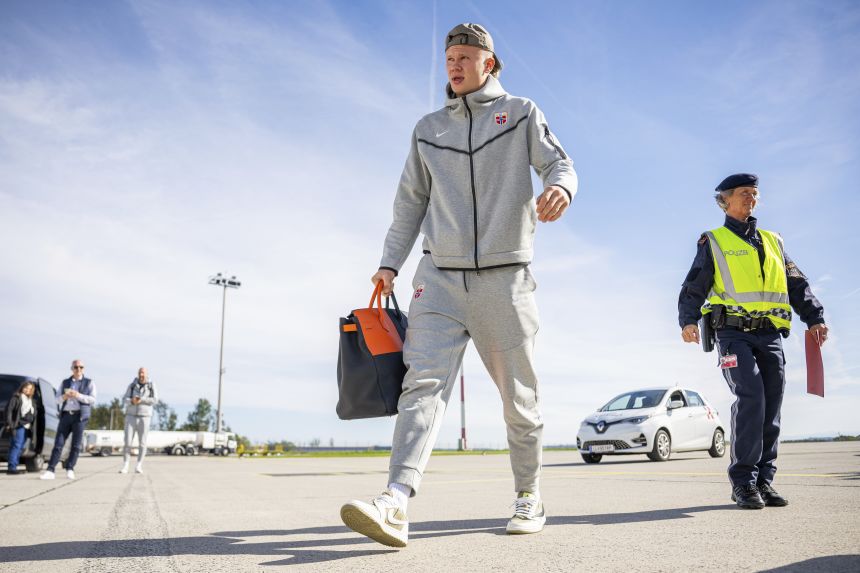 Haaland carrying an orange and black Hermes HAC as he traveled with the Norwegian national football team in October 12, 2024, at Linz Airport.
