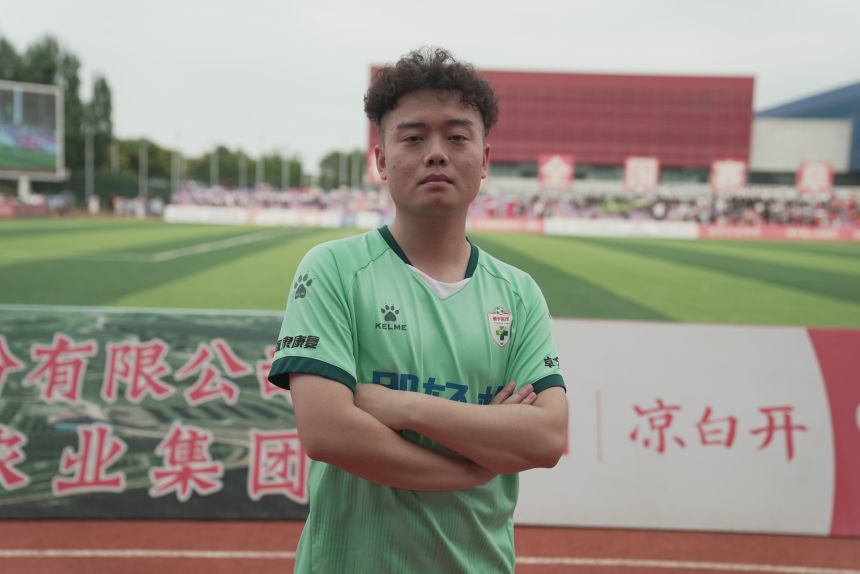 dsc02476 Dentist Tong Zehao traveled from Baoding city to play in the final game of Fuping county's Village Super League tournament.
