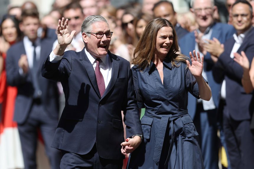 gettyimages-2286873361 Sir Keir Starmer and wife, Victoria, depart Downing Street after he stands down as UK Prime Minister on Monday.