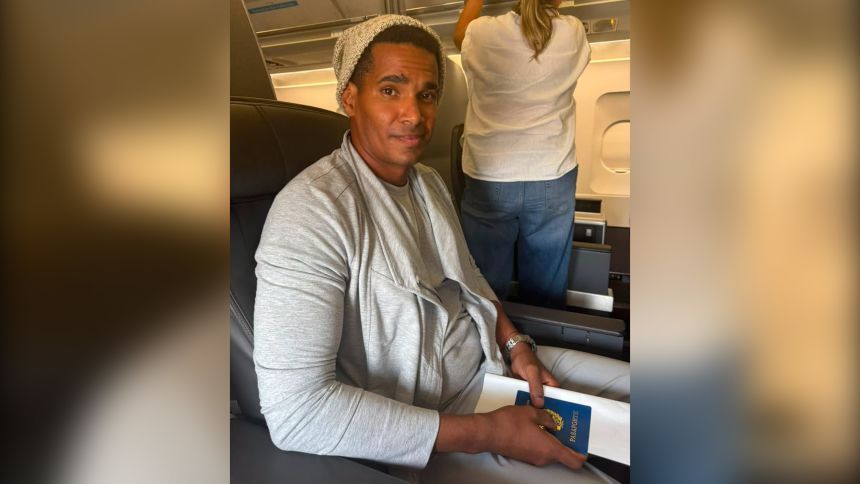 Prominent Cuban dissident and performance artist Luis Manuel Otero Alcantara arrived in Miami on Saturday following his release by the Cuban government.
